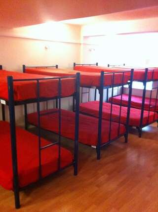 Хостелы My Place Dublin Hostel Дублин Кровать в 14-местной общей спальне-2